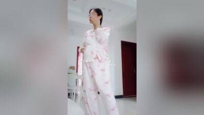 The Asian masseuse massages the client's clit and puts in a sex object. - hclips.com - China