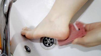 Washing And Cleaning My Little Feet In The Sink - hotmovs.com