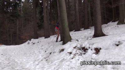 Daria Glover skates around in snow to find a proper place to pee - sexu.com
