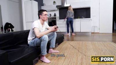 Gamer stepsis can't resist stepbrother's advances and makes a pass at her slutty step-sibling - sexu.com