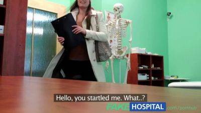 Mona Lee, the gorgeous Czech babe, takes a deepthroat and a creampie from fakehospital doctor - sexu.com - Czech Republic