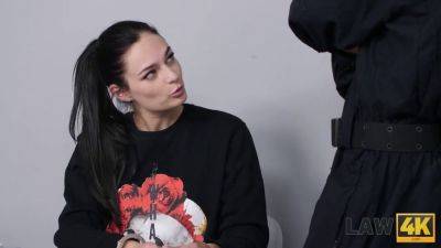 Jolie Fille Ne Peutpas Voler une Véhicule, Les Copes De La Police Faudraient Un Deal - sexu.com - Czech Republic