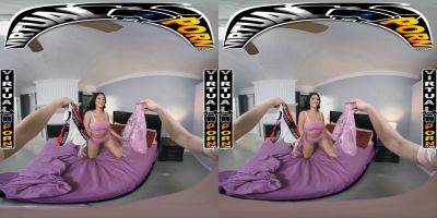 Sophia Leone - Watch Sophia Leone try on virtual panties & try on underwear in VR with Johnny The Kid - sexu.com